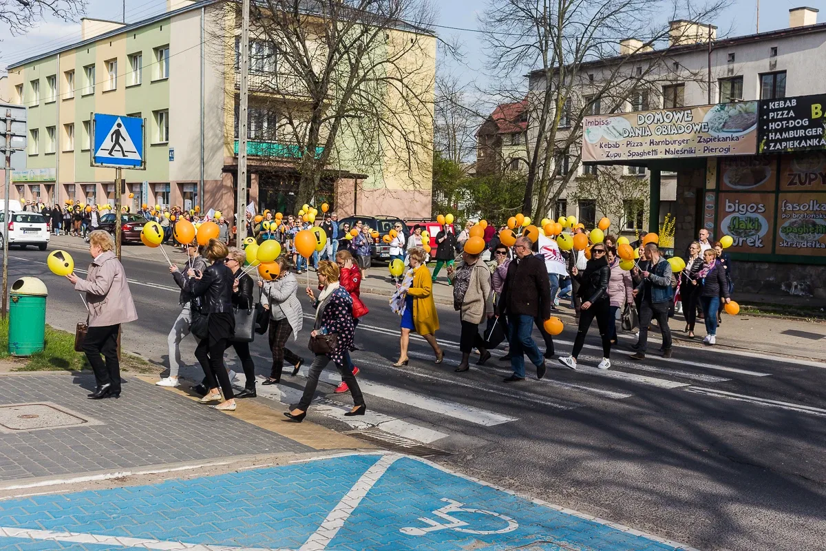 Nauczyciele protestowali pod ratuszem i ostrowskim starostwem (zdjęcia, wideo)