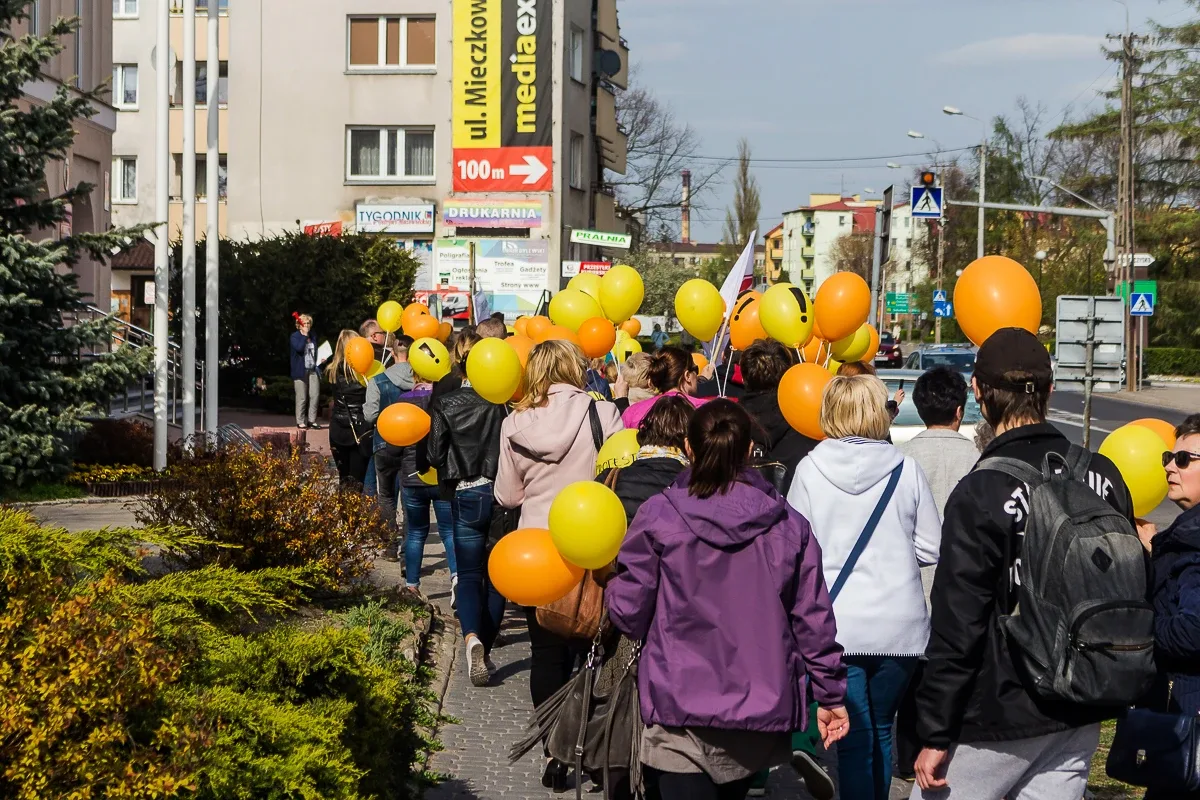 Nauczyciele protestowali pod ratuszem i ostrowskim starostwem (zdjęcia, wideo)