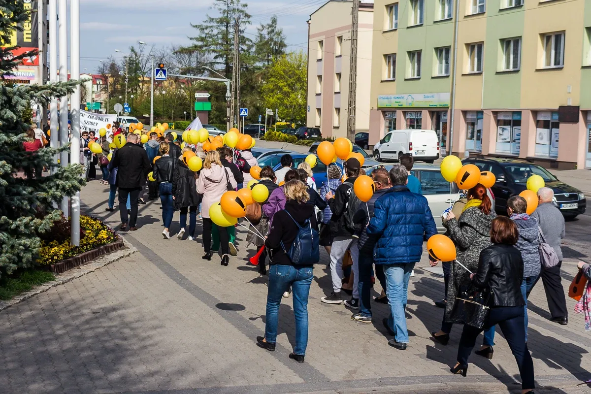 Nauczyciele protestowali pod ratuszem i ostrowskim starostwem (zdjęcia, wideo)