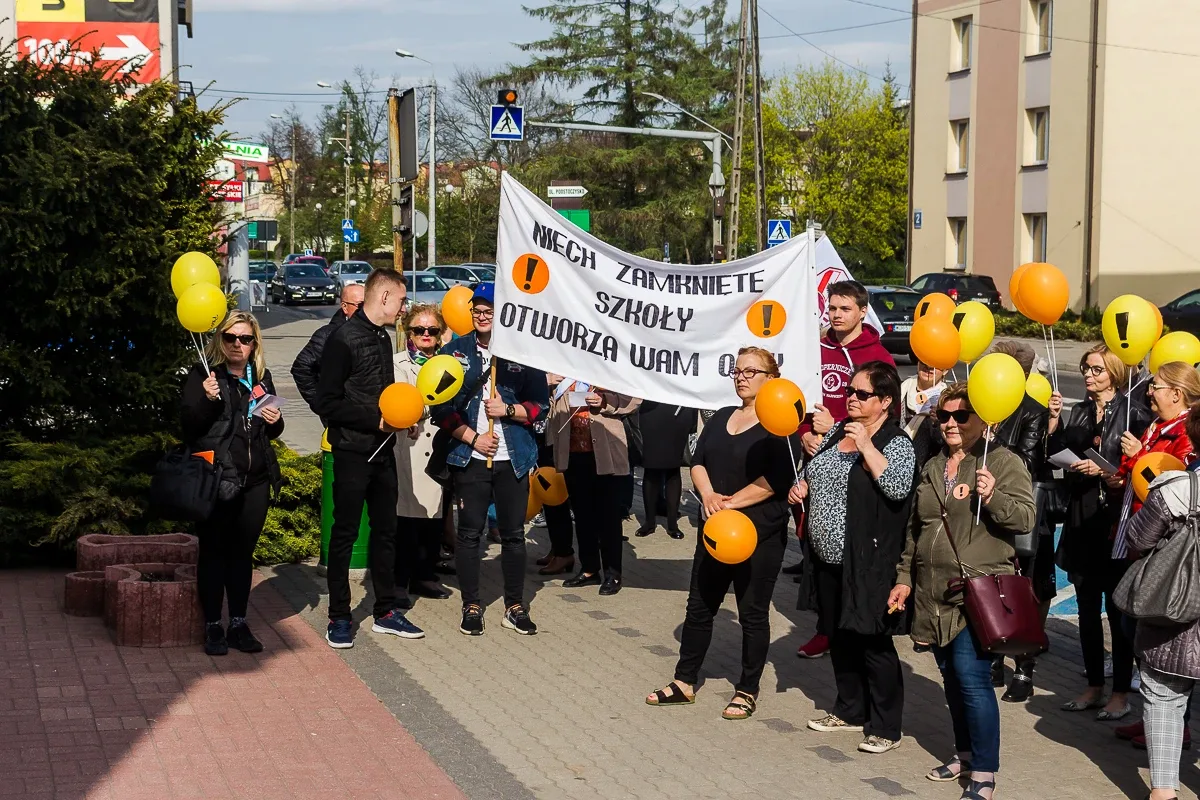 Nauczyciele protestowali pod ratuszem i ostrowskim starostwem (zdjęcia, wideo)