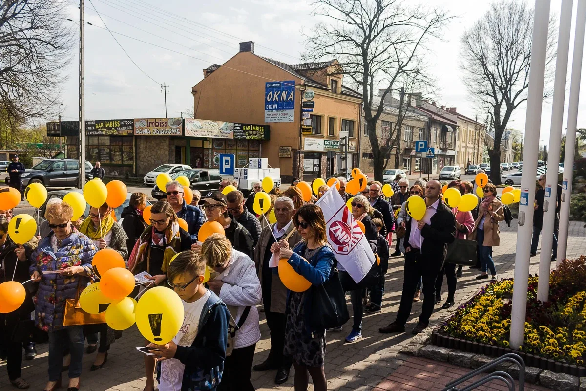 Nauczyciele protestowali pod ratuszem i ostrowskim starostwem (zdjęcia, wideo)