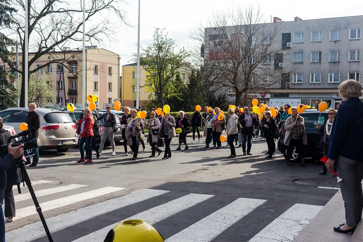 Nauczyciele protestowali pod ratuszem i ostrowskim starostwem (zdjęcia, wideo)