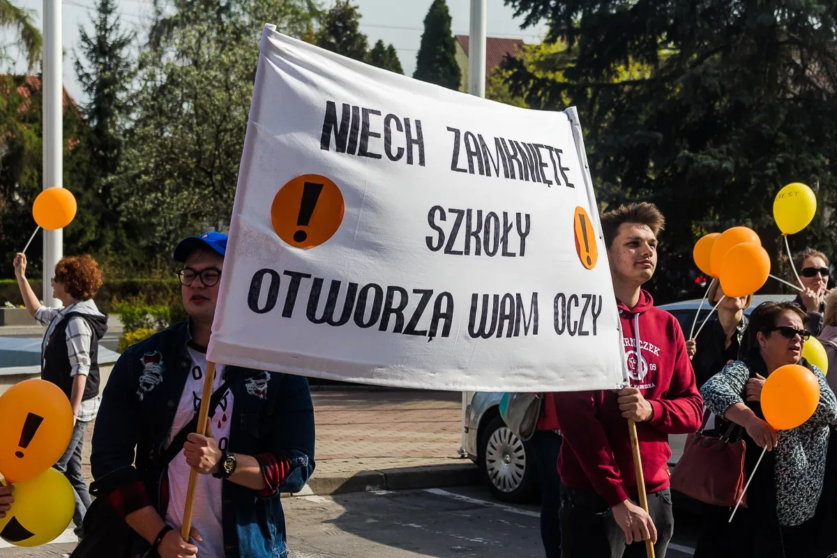 Nauczyciele protestowali pod ratuszem i ostrowskim starostwem (zdjęcia, wideo)