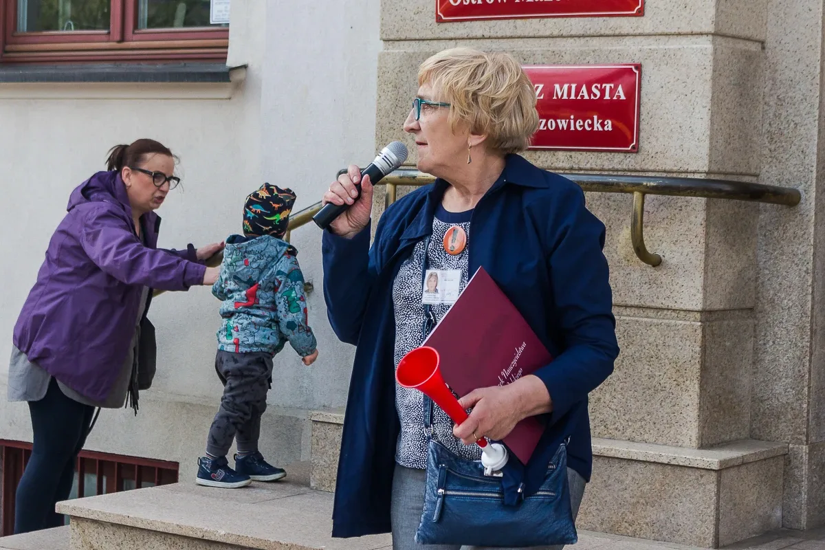 Nauczyciele protestowali pod ratuszem i ostrowskim starostwem (zdjęcia, wideo)