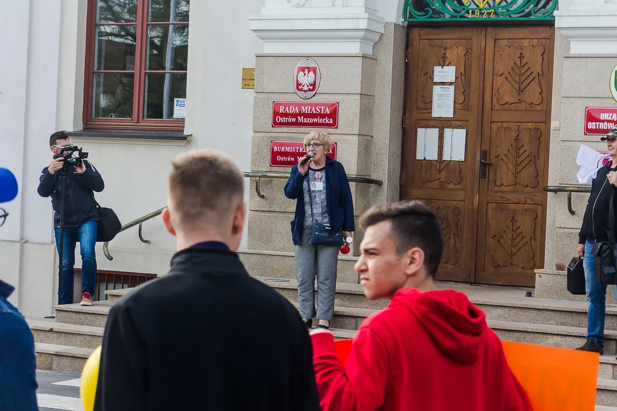 Nauczyciele protestowali pod ratuszem i ostrowskim starostwem (zdjęcia, wideo)