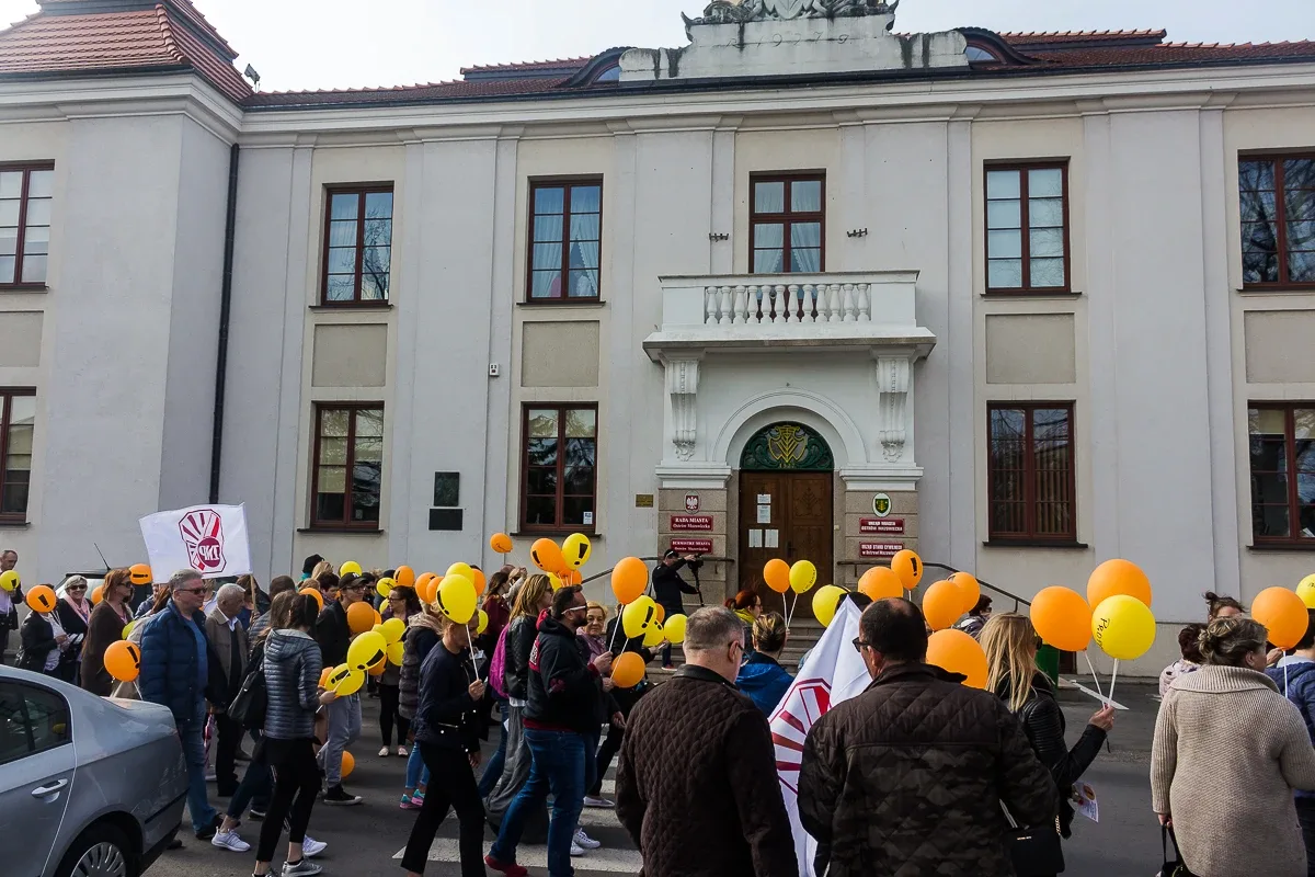 Nauczyciele protestowali pod ratuszem i ostrowskim starostwem (zdjęcia, wideo)