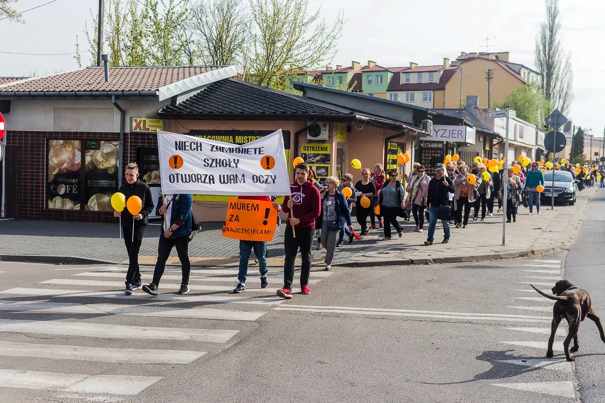 Nauczyciele protestowali pod ratuszem i ostrowskim starostwem (zdjęcia, wideo)
