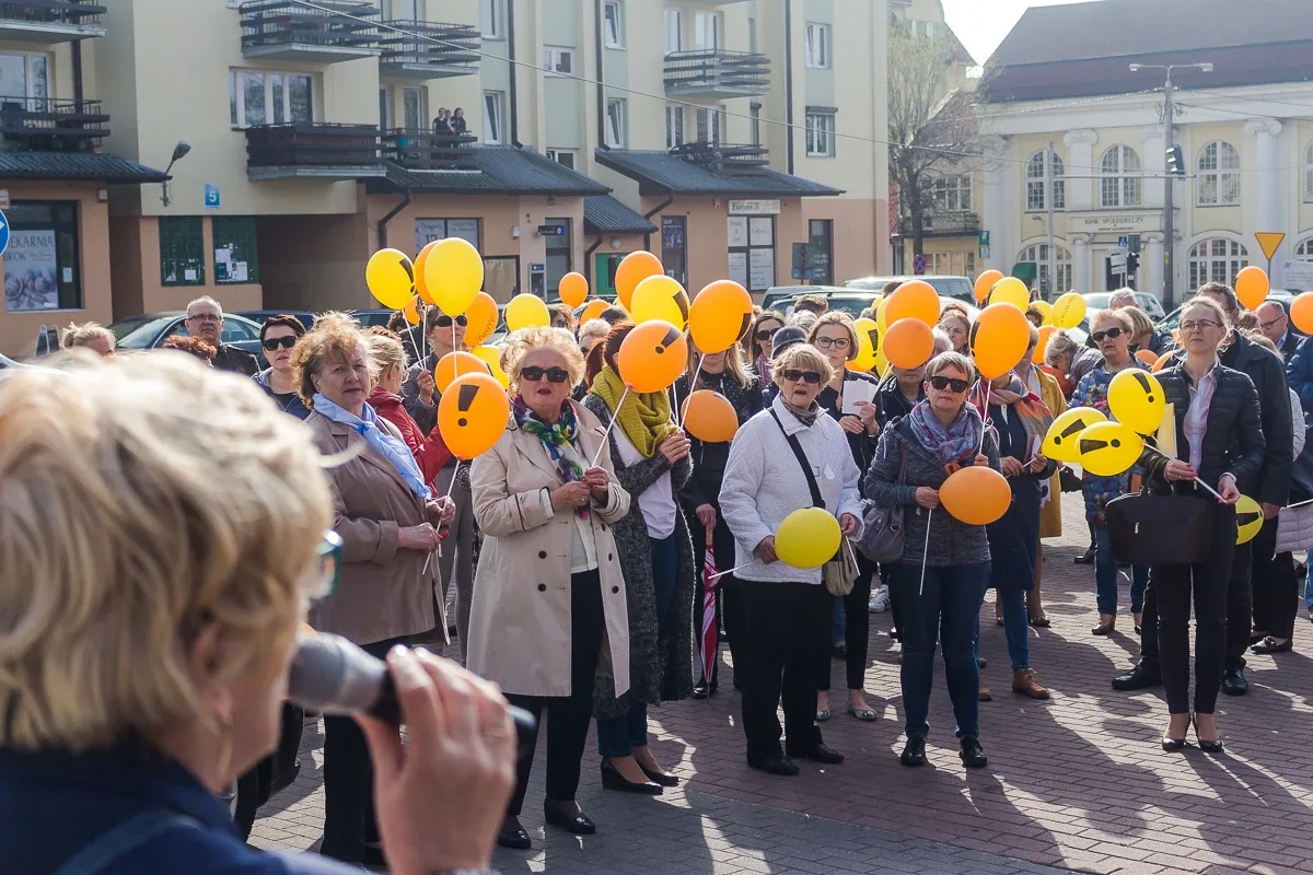 Nauczyciele protestowali pod ratuszem i ostrowskim starostwem (zdjęcia, wideo)