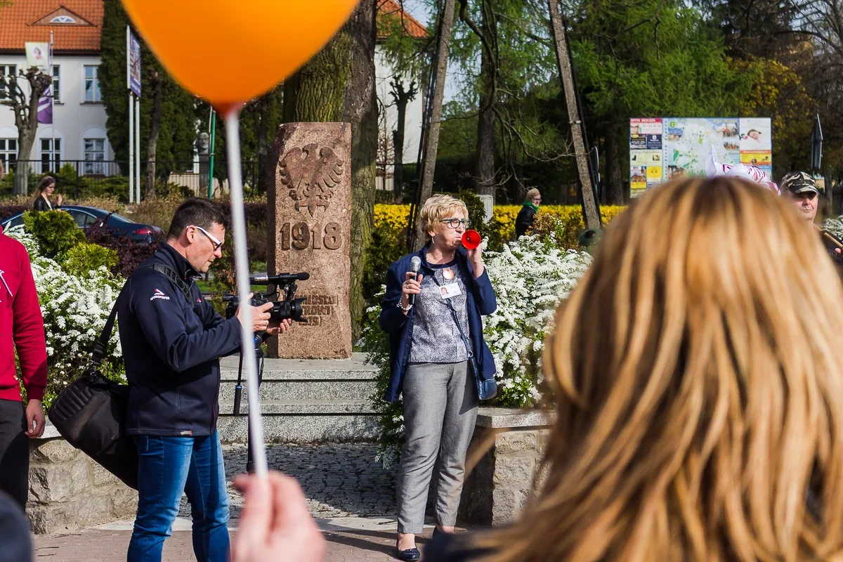 Nauczyciele protestowali pod ratuszem i ostrowskim starostwem (zdjęcia, wideo)