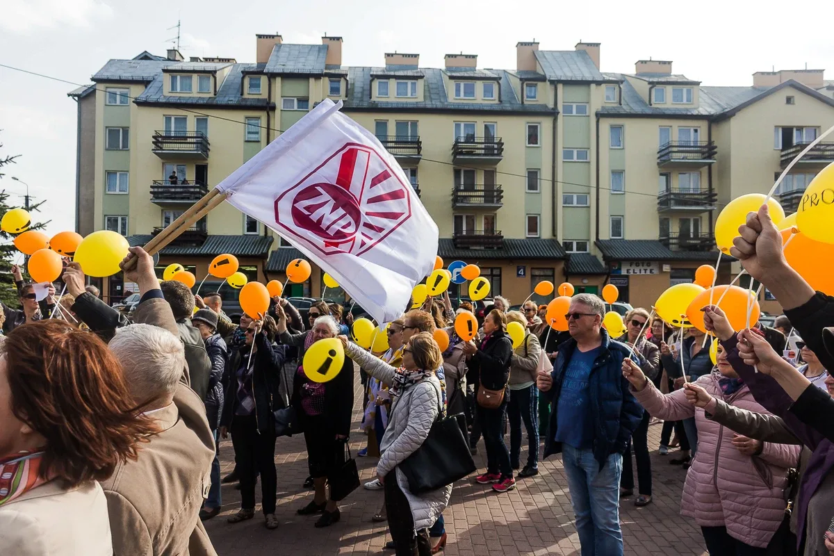Nauczyciele protestowali pod ratuszem i ostrowskim starostwem (zdjęcia, wideo)