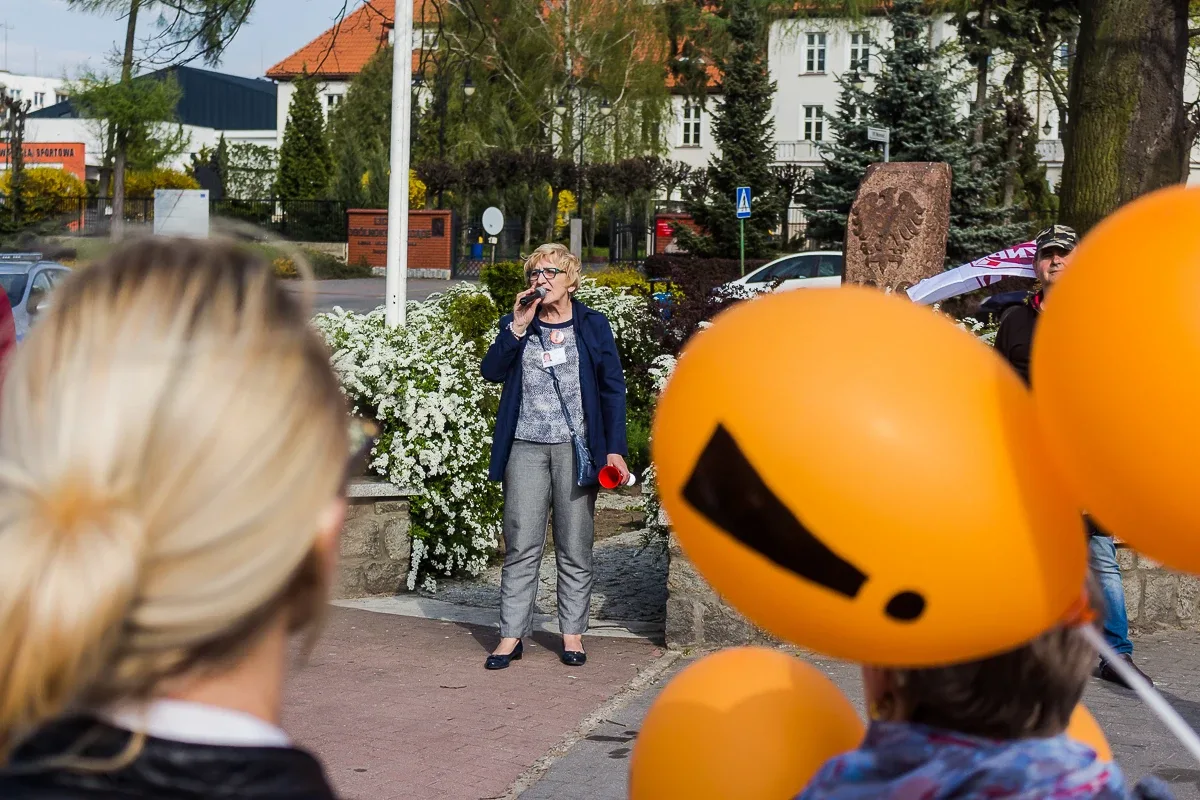 Nauczyciele protestowali pod ratuszem i ostrowskim starostwem (zdjęcia, wideo)