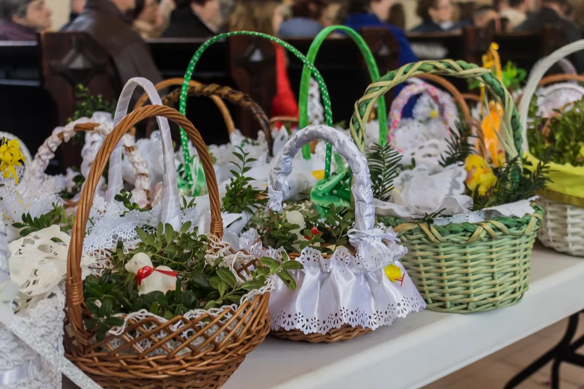 Święcenie pokarmów w ostrowskich parafiach (zdjęcia)