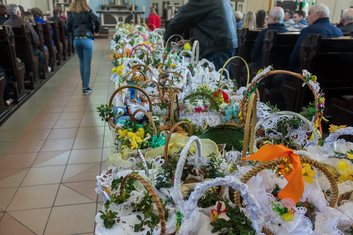 Święcenie pokarmów w ostrowskich parafiach (zdjęcia)