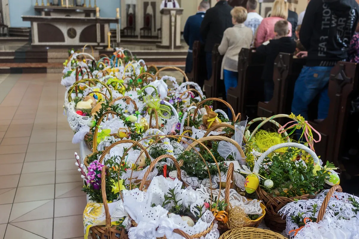Święcenie pokarmów w ostrowskich parafiach (zdjęcia)
