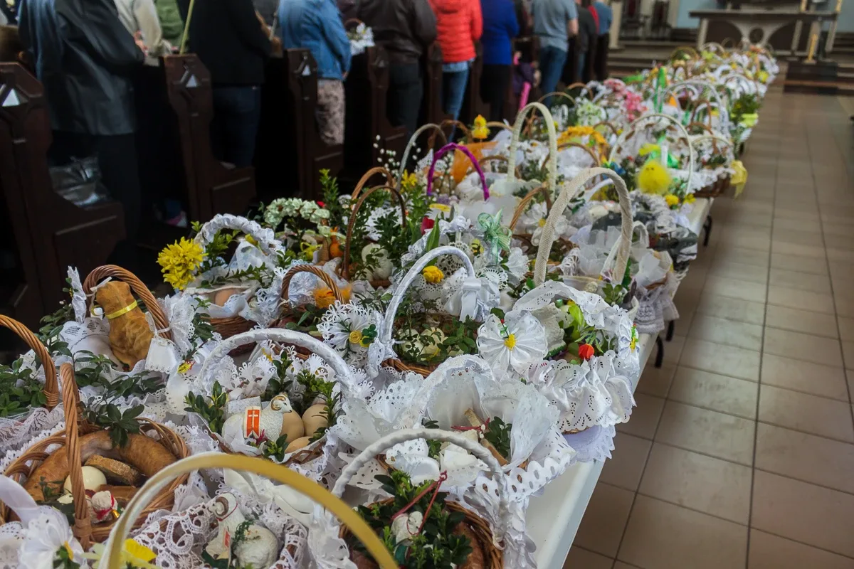 Święcenie pokarmów w ostrowskich parafiach (zdjęcia)