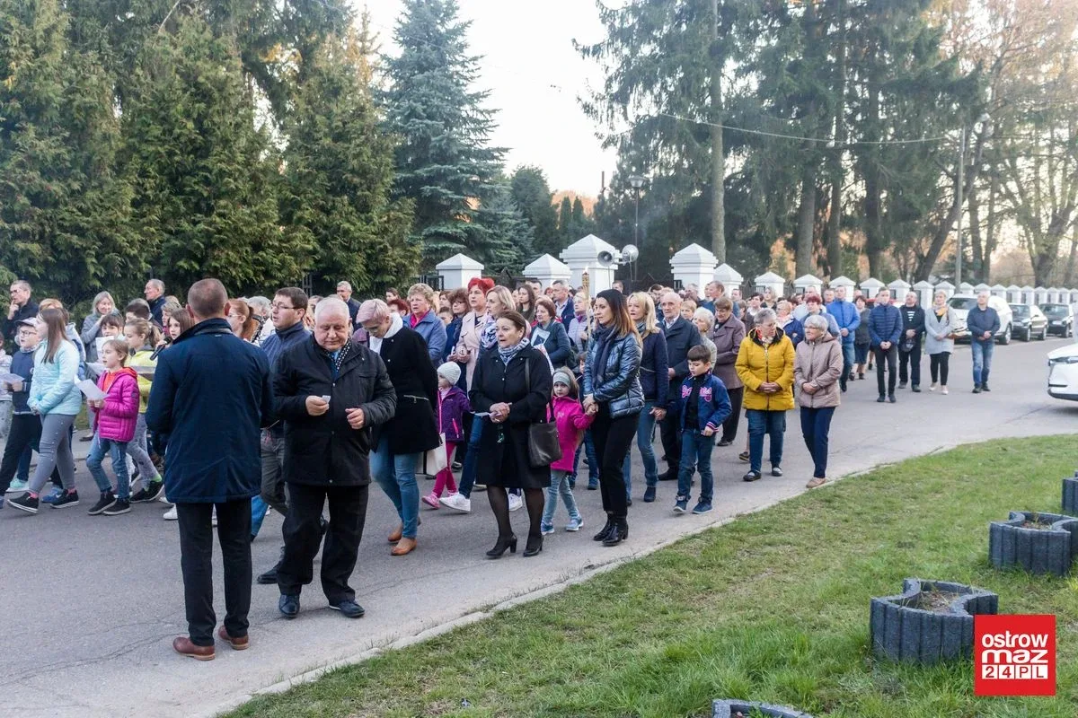 Droga krzyżowa w Komorowie (zdjęcia)