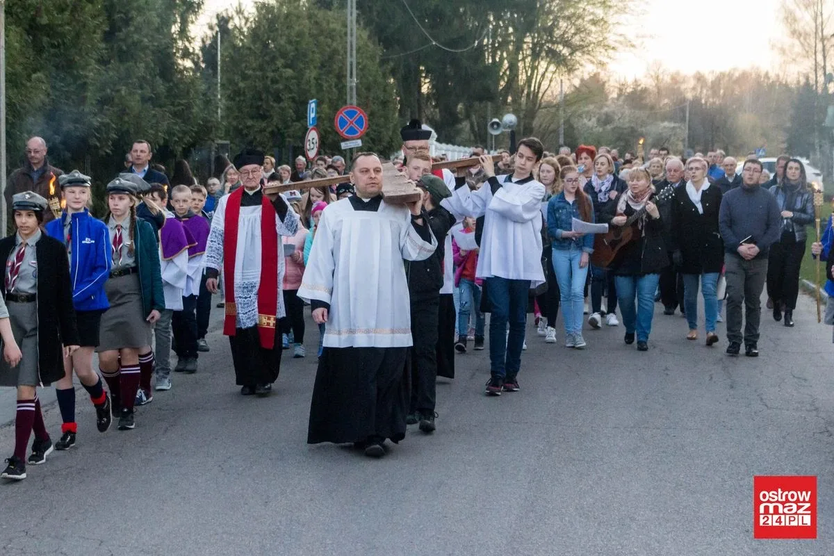 Droga krzyżowa w Komorowie (zdjęcia)