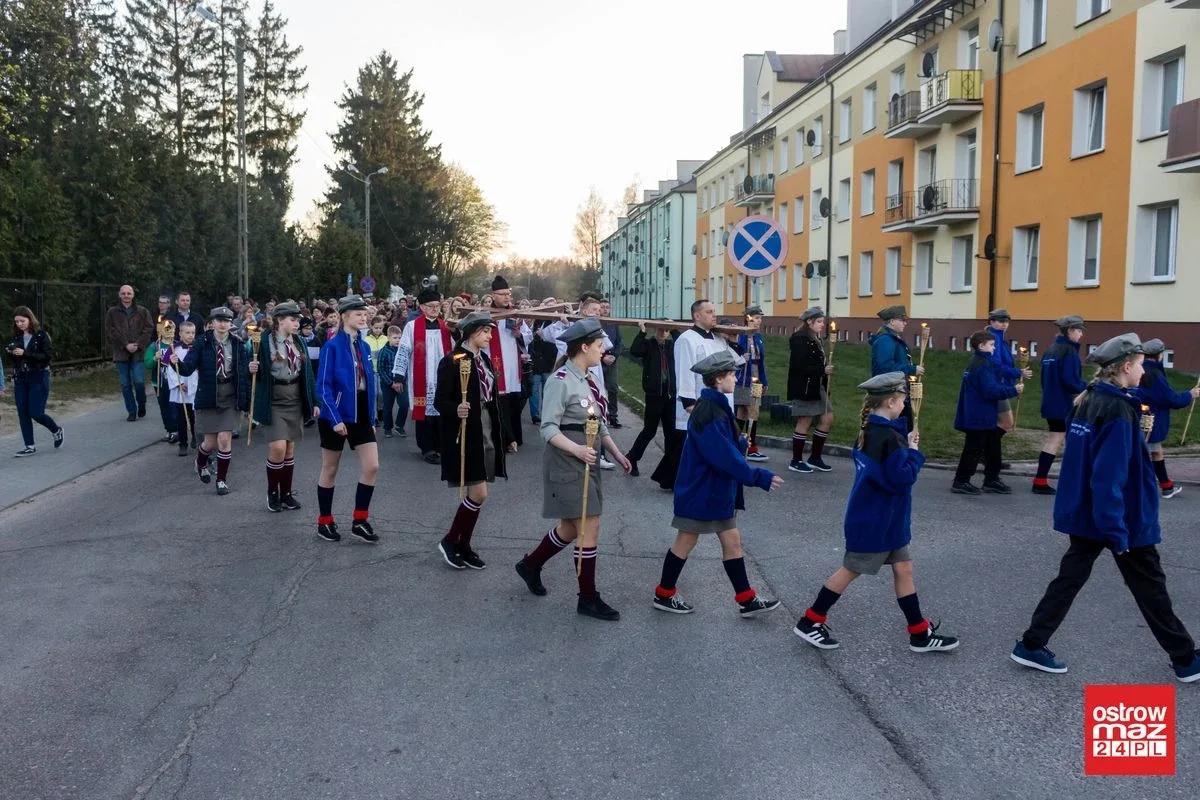Droga krzyżowa w Komorowie (zdjęcia)