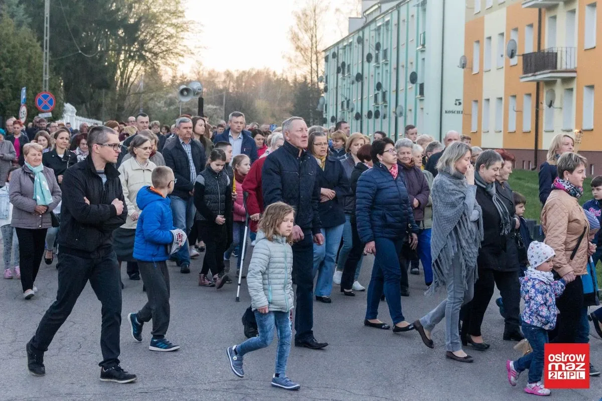 Droga krzyżowa w Komorowie (zdjęcia)