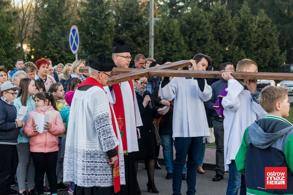 Droga krzyżowa w Komorowie (zdjęcia)