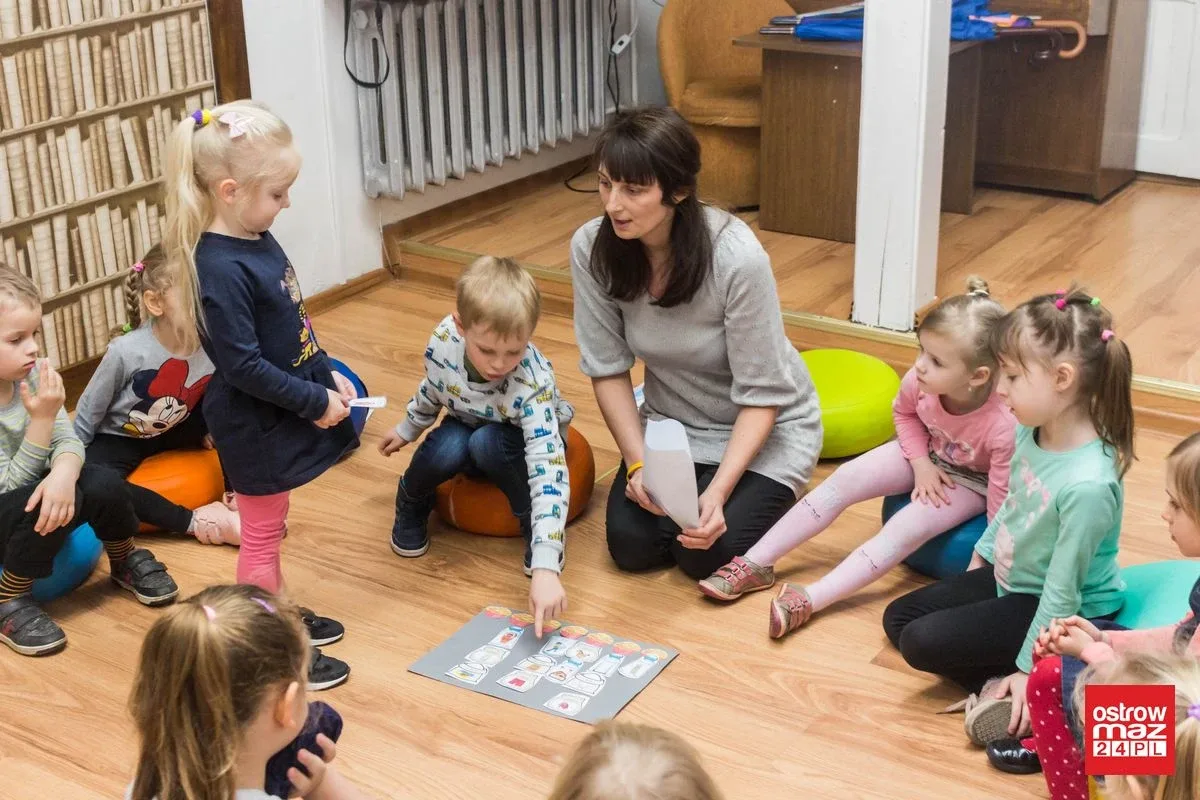 Zabawa z logopedą w bibliotece (zdjęcia)