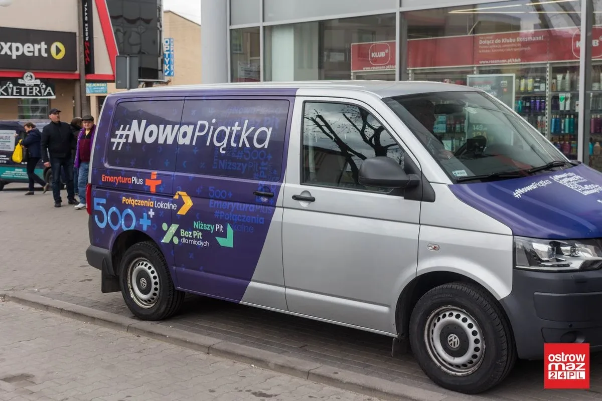 Wicewojewoda promował piątkę Kaczyńskiego w Ostrowi Mazowieckiej. Oświata strajkowała (zdjęcia, wideo)