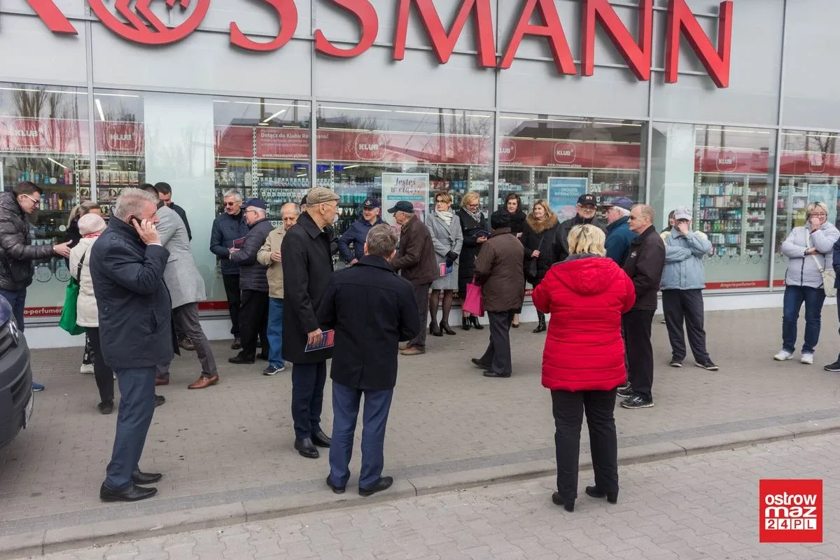 Wicewojewoda promował piątkę Kaczyńskiego w Ostrowi Mazowieckiej. Oświata strajkowała (zdjęcia, wideo)