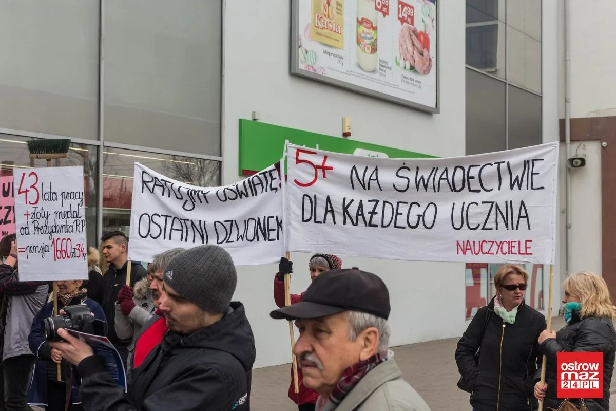 Wicewojewoda promował piątkę Kaczyńskiego w Ostrowi Mazowieckiej. Oświata strajkowała (zdjęcia, wideo)