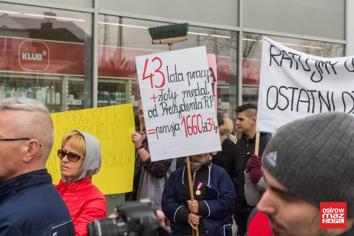 Wicewojewoda promował piątkę Kaczyńskiego w Ostrowi Mazowieckiej. Oświata strajkowała (zdjęcia, wideo)