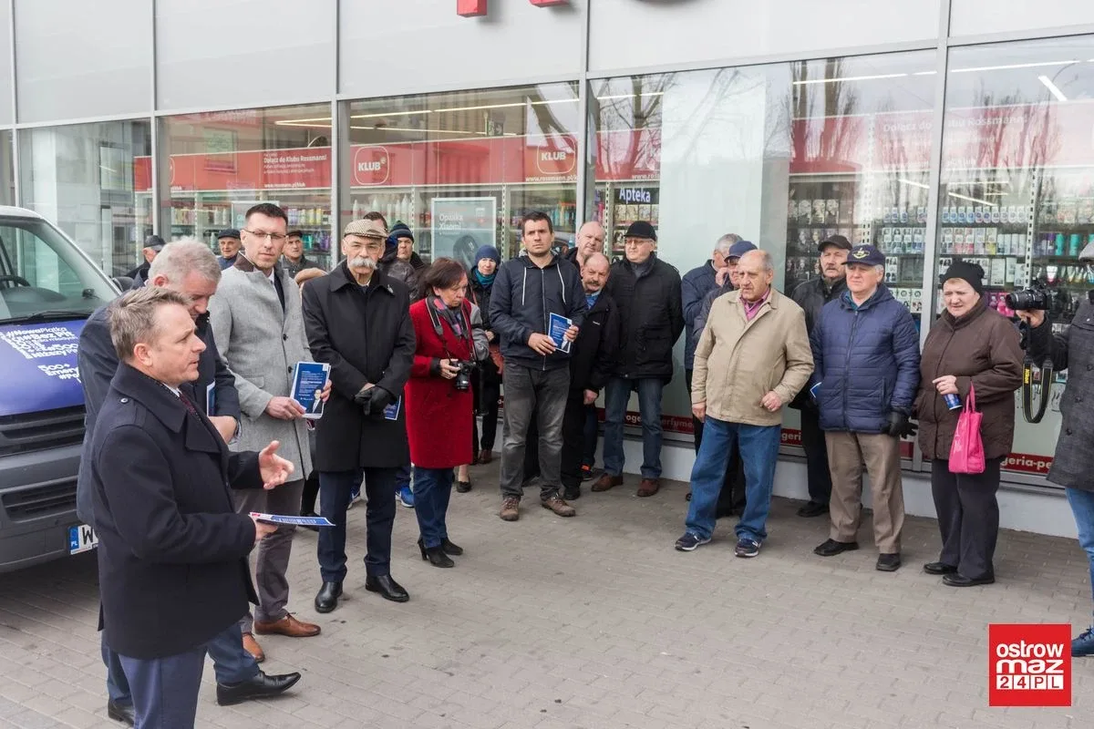 Wicewojewoda promował piątkę Kaczyńskiego w Ostrowi Mazowieckiej. Oświata strajkowała (zdjęcia, wideo)