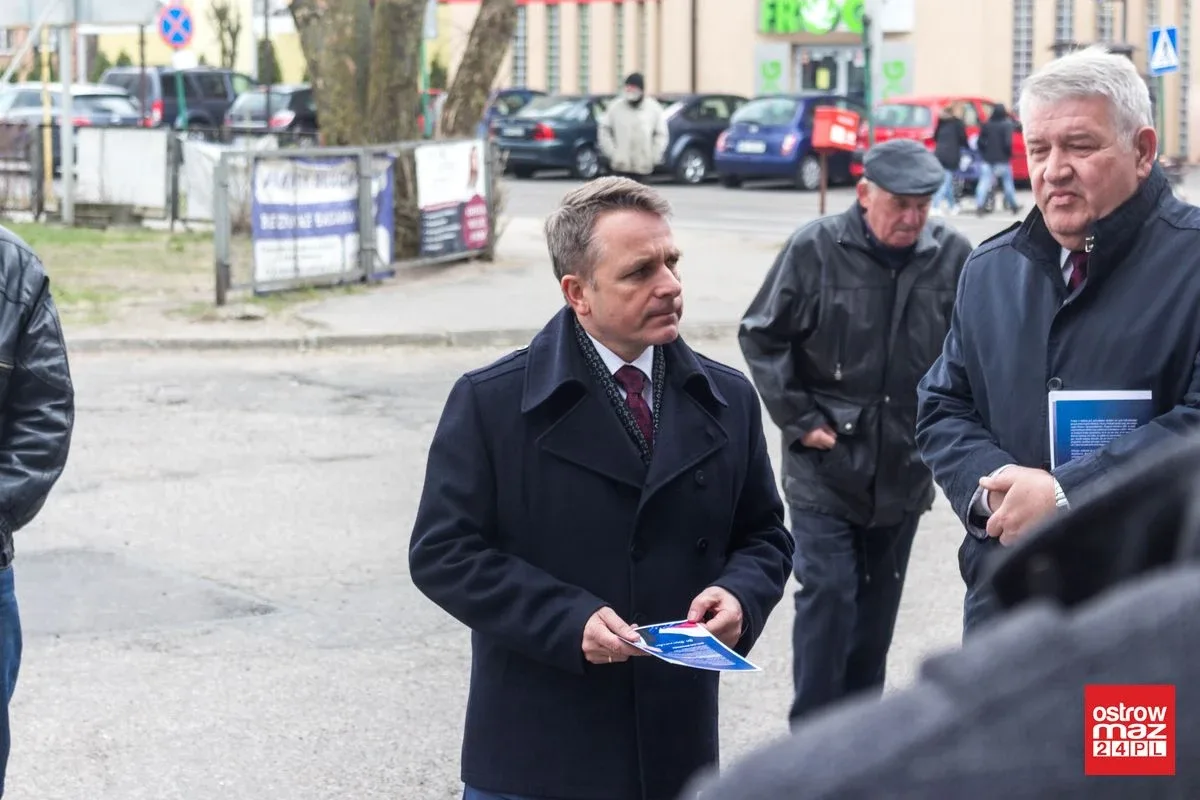 Wicewojewoda promował piątkę Kaczyńskiego w Ostrowi Mazowieckiej. Oświata strajkowała (zdjęcia, wideo)