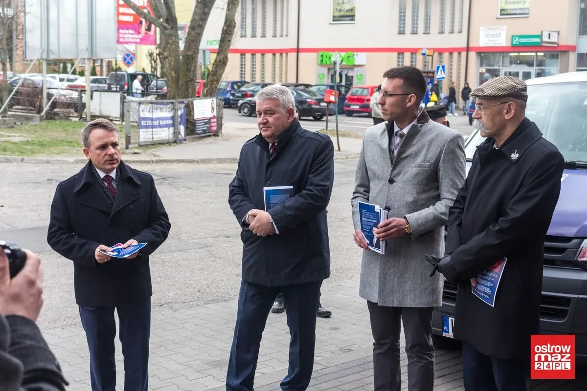 Wicewojewoda promował piątkę Kaczyńskiego w Ostrowi Mazowieckiej. Oświata strajkowała (zdjęcia, wideo)