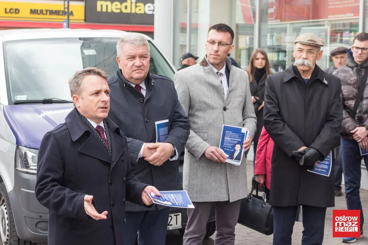 Wicewojewoda promował piątkę Kaczyńskiego w Ostrowi Mazowieckiej. Oświata strajkowała (zdjęcia, wideo)