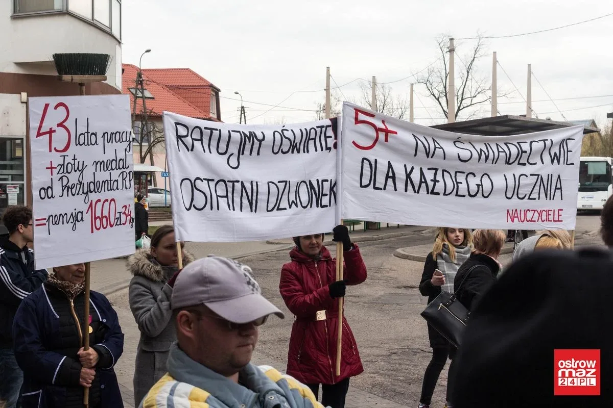 Wicewojewoda promował piątkę Kaczyńskiego w Ostrowi Mazowieckiej. Oświata strajkowała (zdjęcia, wideo)