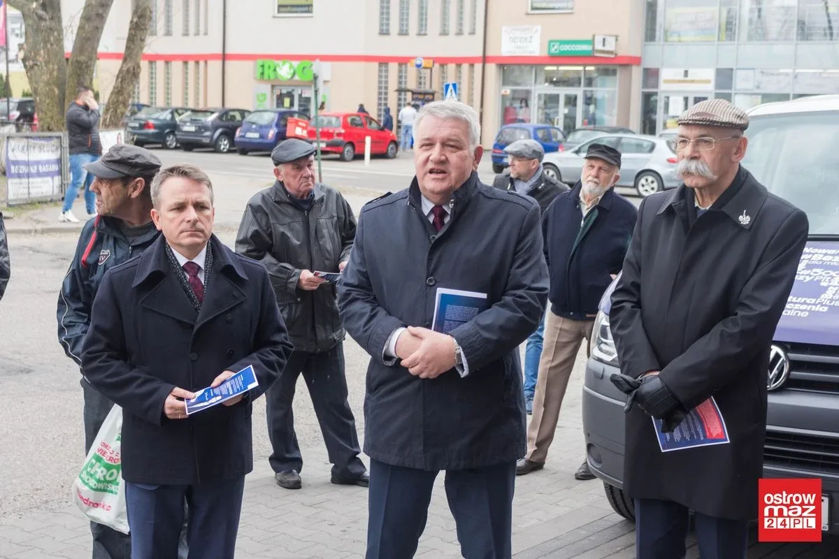 Wicewojewoda promował piątkę Kaczyńskiego w Ostrowi Mazowieckiej. Oświata strajkowała (zdjęcia, wideo)