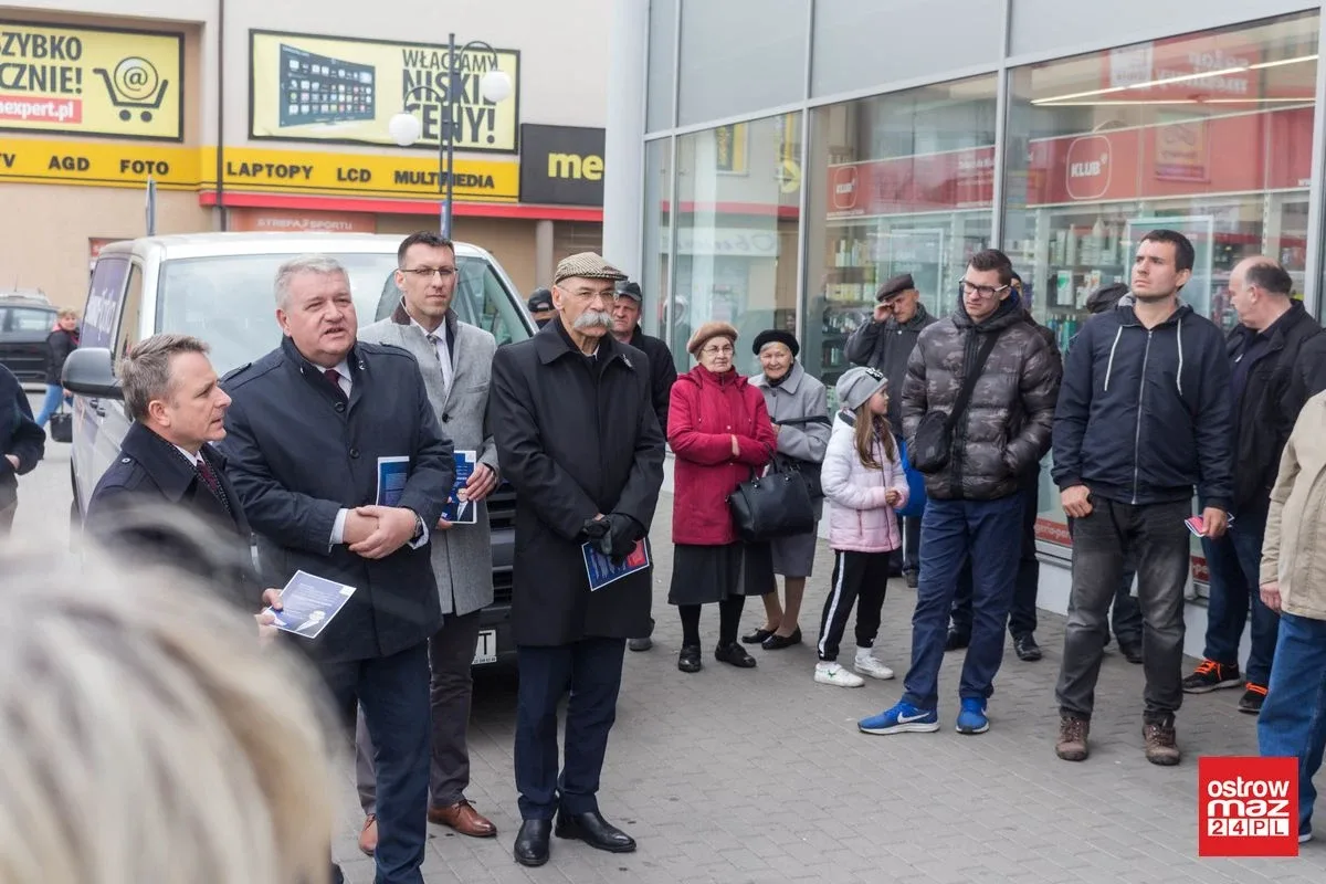 Wicewojewoda promował piątkę Kaczyńskiego w Ostrowi Mazowieckiej. Oświata strajkowała (zdjęcia, wideo)