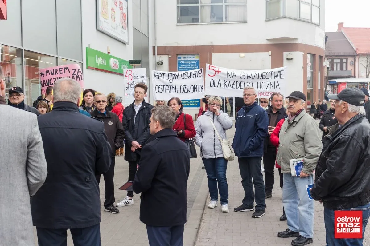 Wicewojewoda promował piątkę Kaczyńskiego w Ostrowi Mazowieckiej. Oświata strajkowała (zdjęcia, wideo)