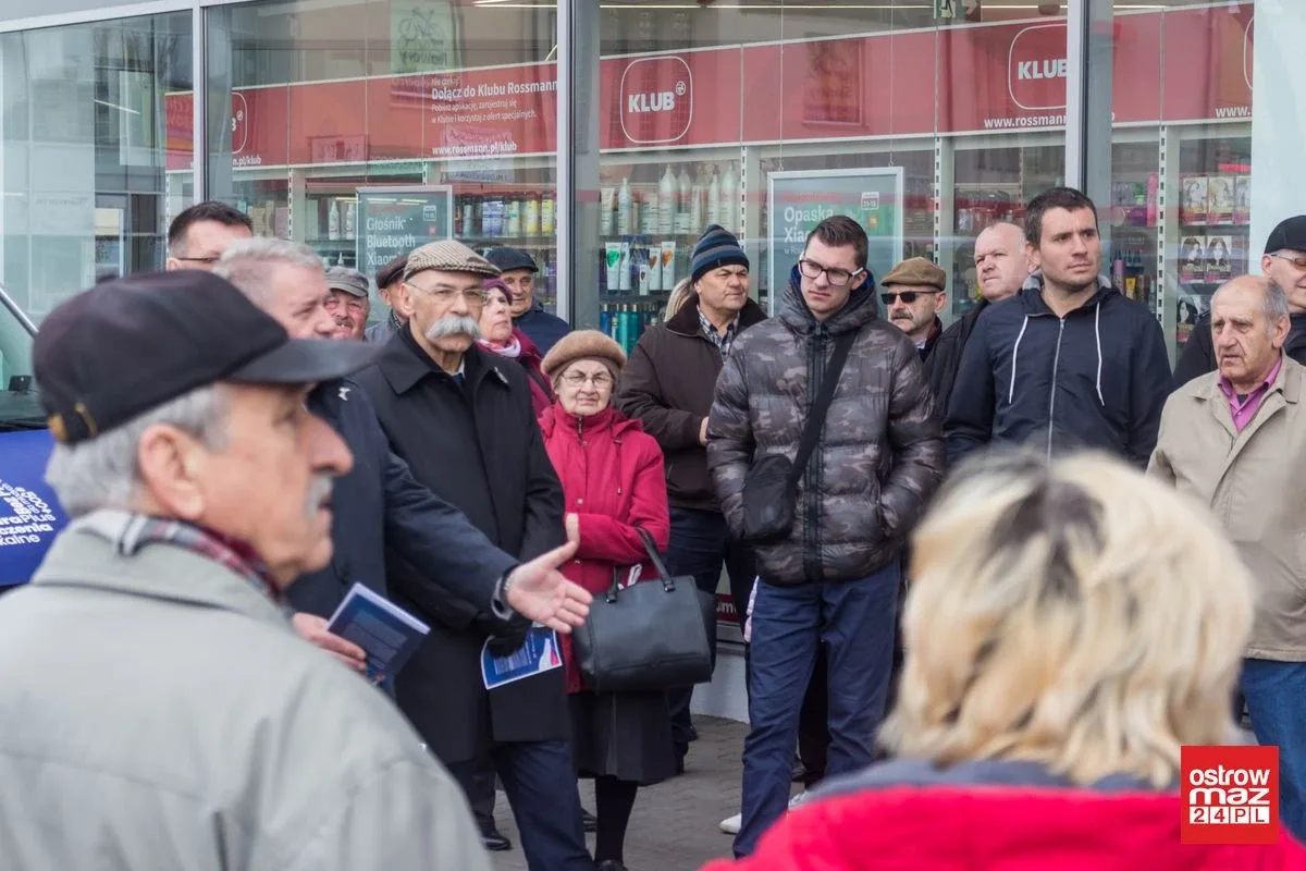 Wicewojewoda promował piątkę Kaczyńskiego w Ostrowi Mazowieckiej. Oświata strajkowała (zdjęcia, wideo)