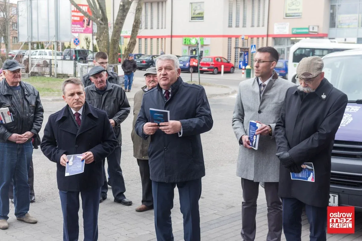 Wicewojewoda promował piątkę Kaczyńskiego w Ostrowi Mazowieckiej. Oświata strajkowała (zdjęcia, wideo)