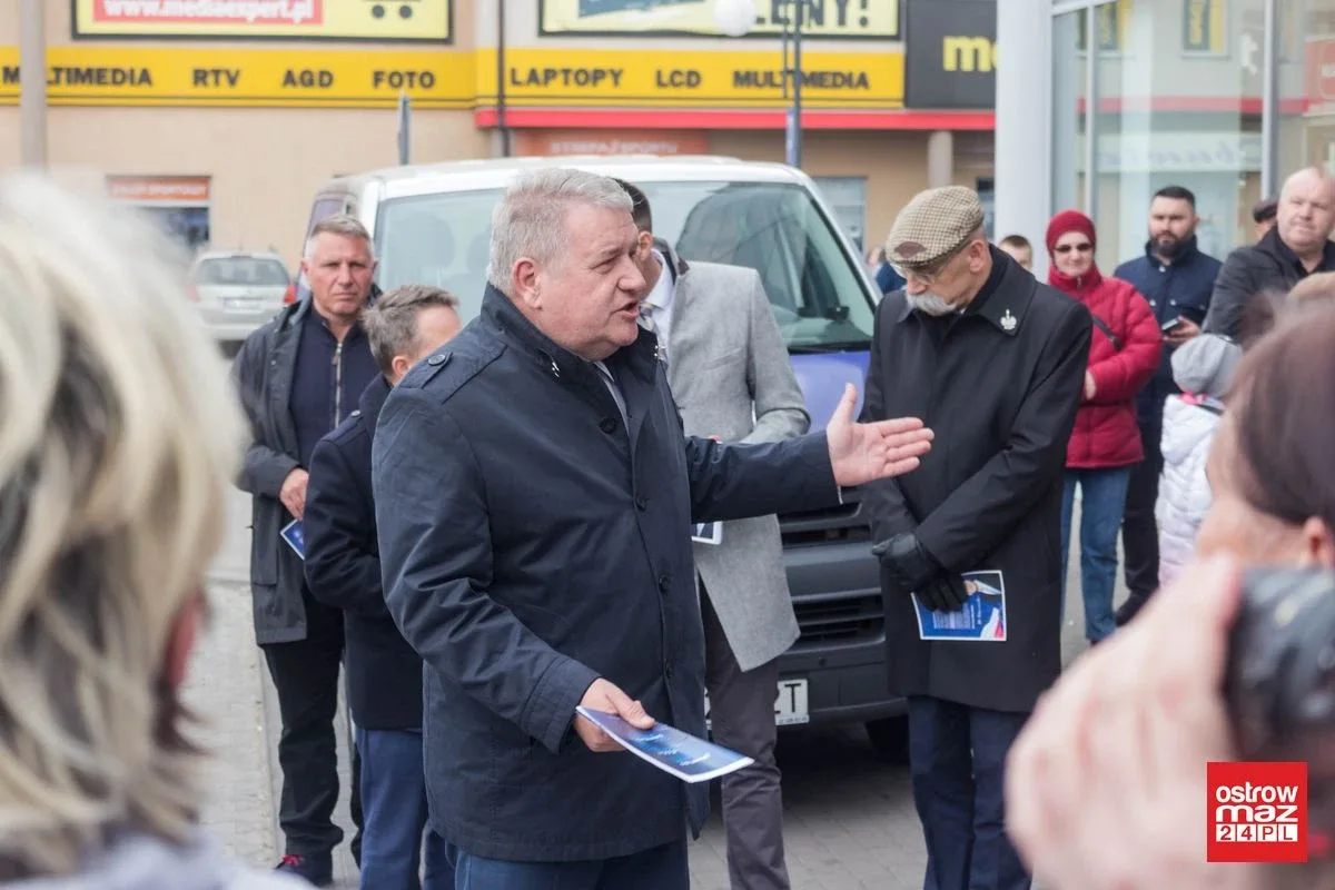 Wicewojewoda promował piątkę Kaczyńskiego w Ostrowi Mazowieckiej. Oświata strajkowała (zdjęcia, wideo)