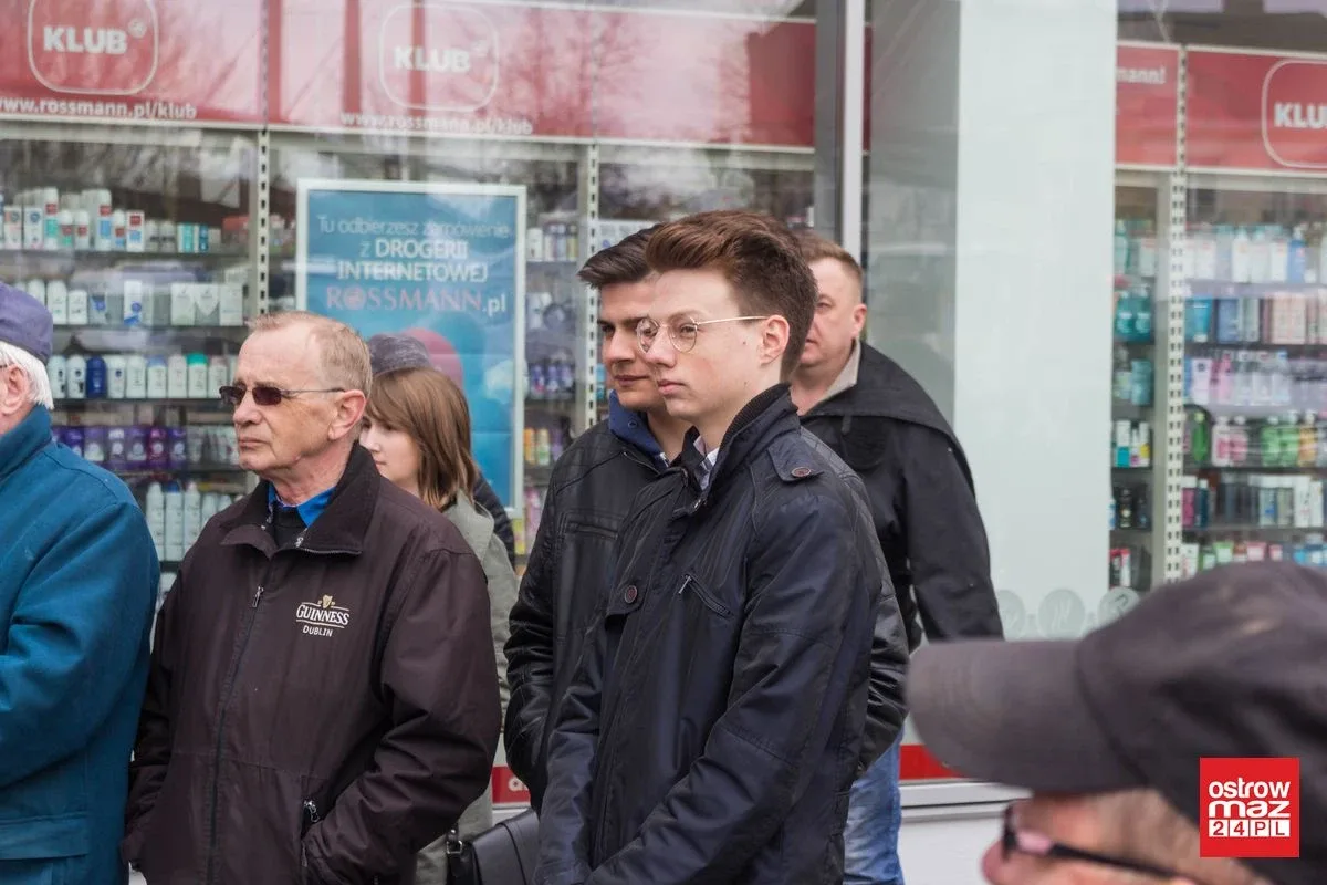 Wicewojewoda promował piątkę Kaczyńskiego w Ostrowi Mazowieckiej. Oświata strajkowała (zdjęcia, wideo)