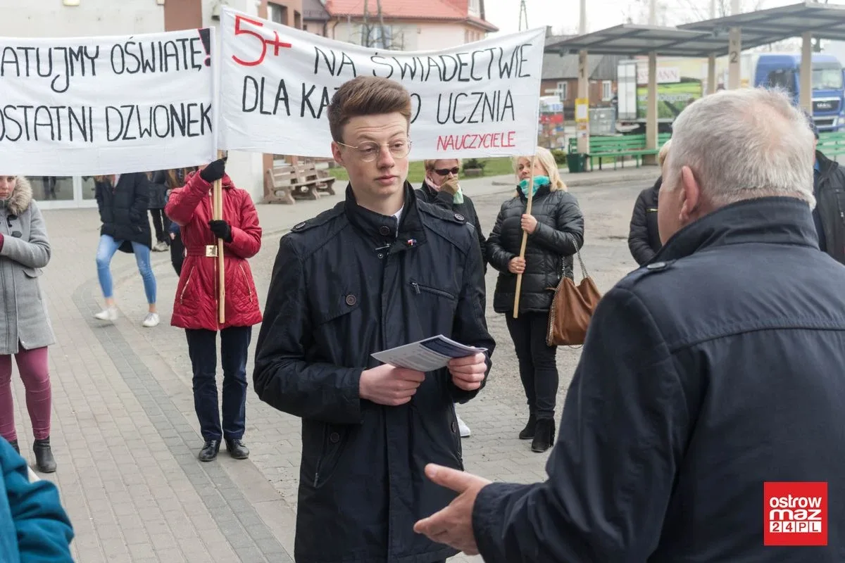 Wicewojewoda promował piątkę Kaczyńskiego w Ostrowi Mazowieckiej. Oświata strajkowała (zdjęcia, wideo)