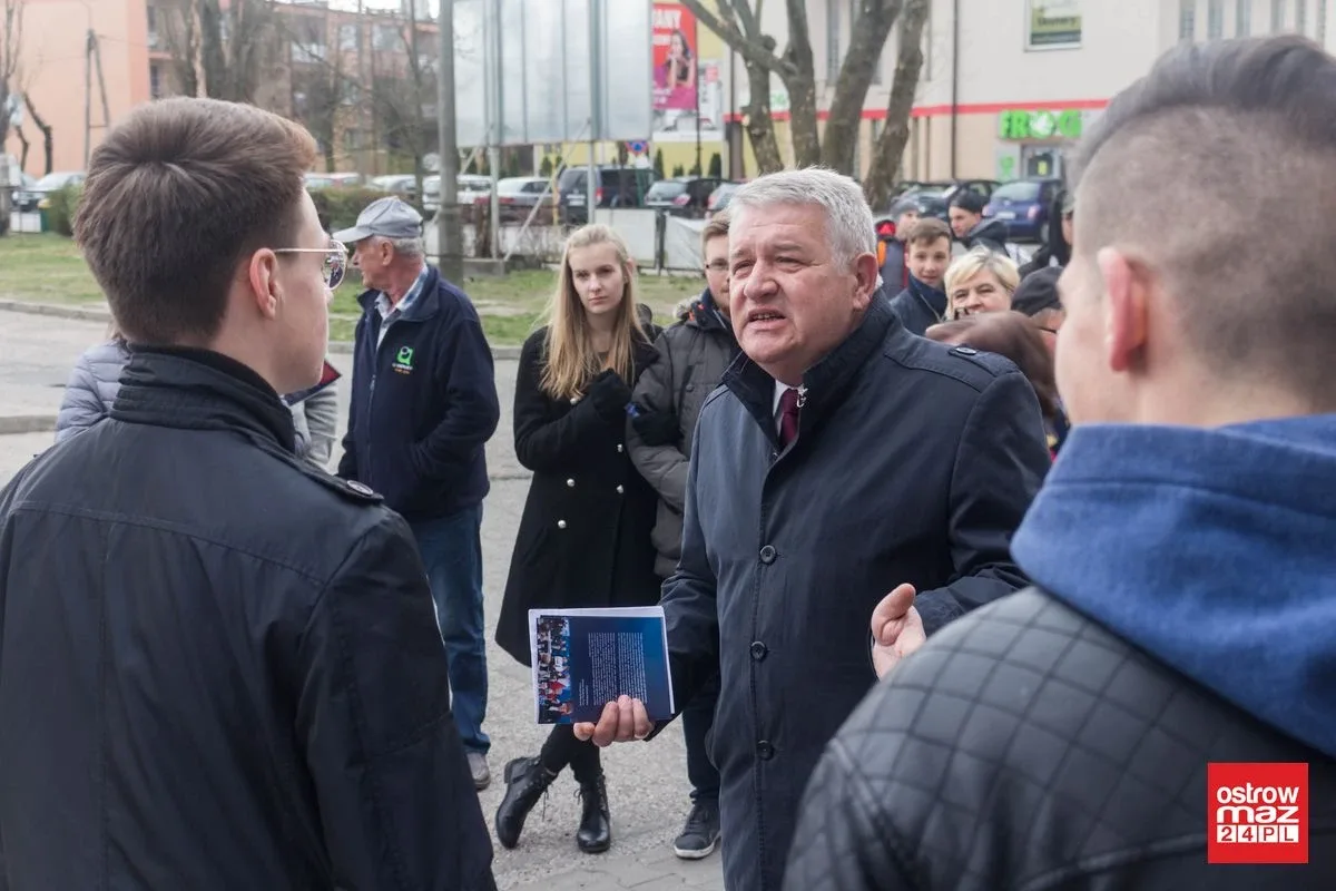 Wicewojewoda promował piątkę Kaczyńskiego w Ostrowi Mazowieckiej. Oświata strajkowała (zdjęcia, wideo)
