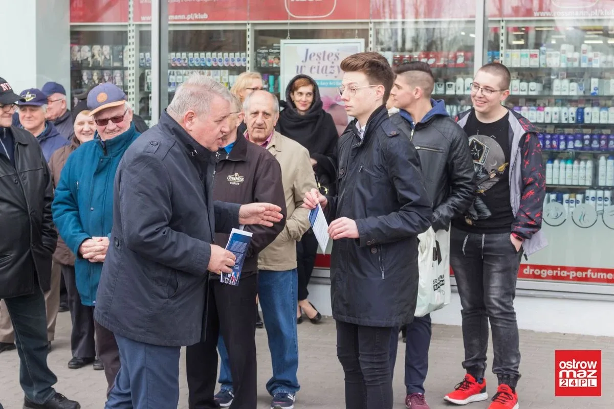 Wicewojewoda promował piątkę Kaczyńskiego w Ostrowi Mazowieckiej. Oświata strajkowała (zdjęcia, wideo)