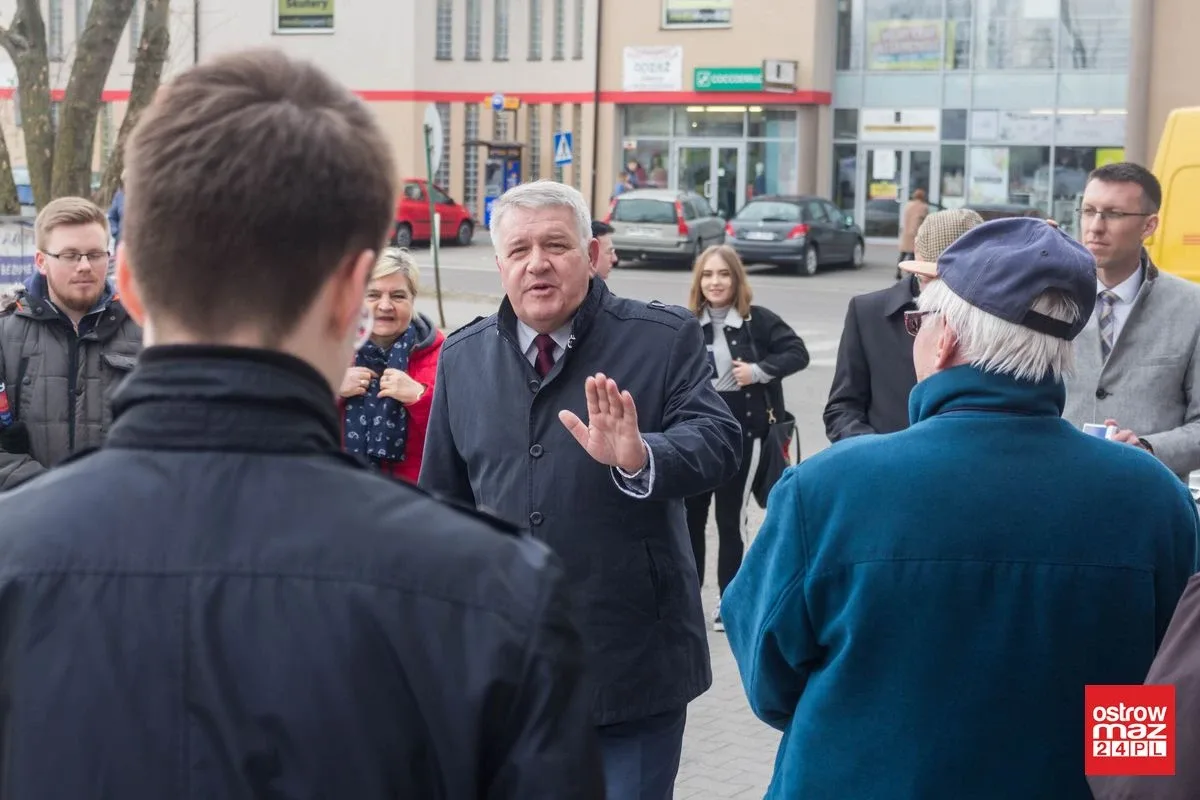 Wicewojewoda promował piątkę Kaczyńskiego w Ostrowi Mazowieckiej. Oświata strajkowała (zdjęcia, wideo)