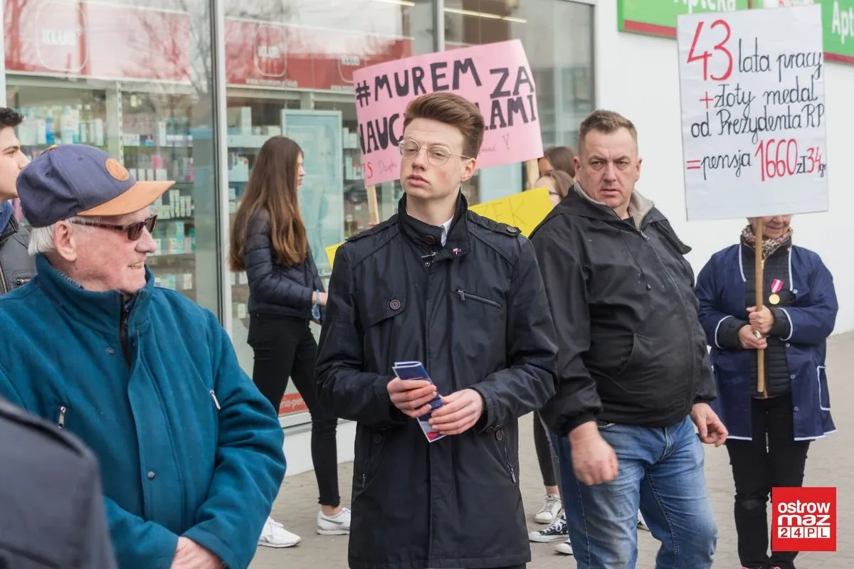 Wicewojewoda promował piątkę Kaczyńskiego w Ostrowi Mazowieckiej. Oświata strajkowała (zdjęcia, wideo)