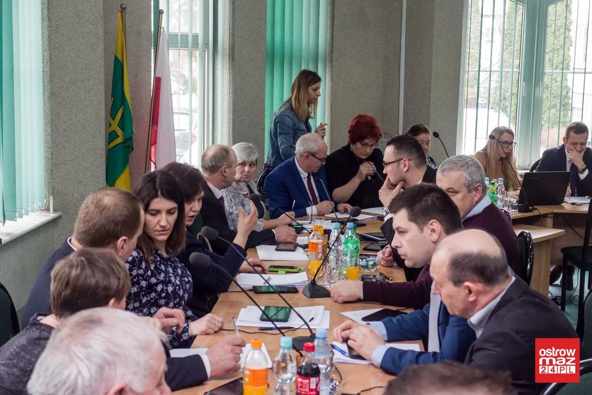 Podjęli szereg uchwał i przyjęli wiele sprawozdań. Sesja rady gminy Ostrów Mazowiecka (zdjęcia, wideo)