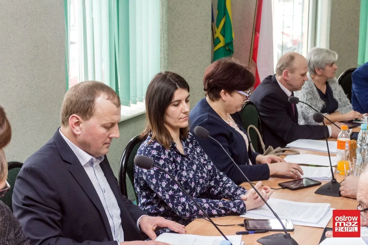 Podjęli szereg uchwał i przyjęli wiele sprawozdań. Sesja rady gminy Ostrów Mazowiecka (zdjęcia, wideo)