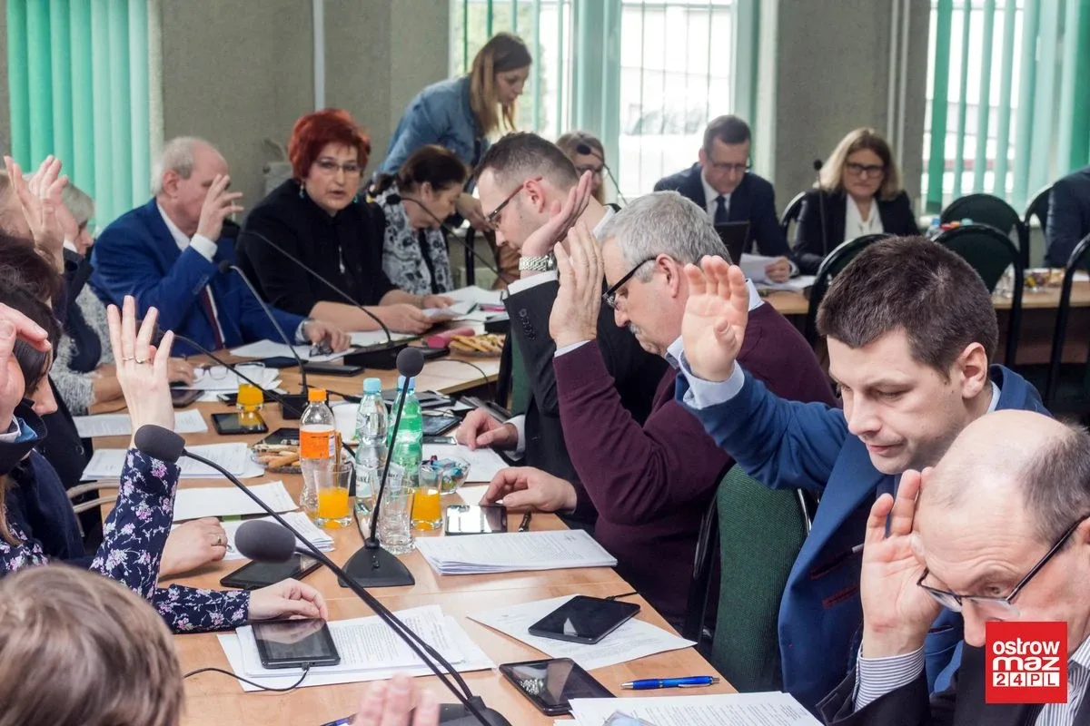 Podjęli szereg uchwał i przyjęli wiele sprawozdań. Sesja rady gminy Ostrów Mazowiecka (zdjęcia, wideo)