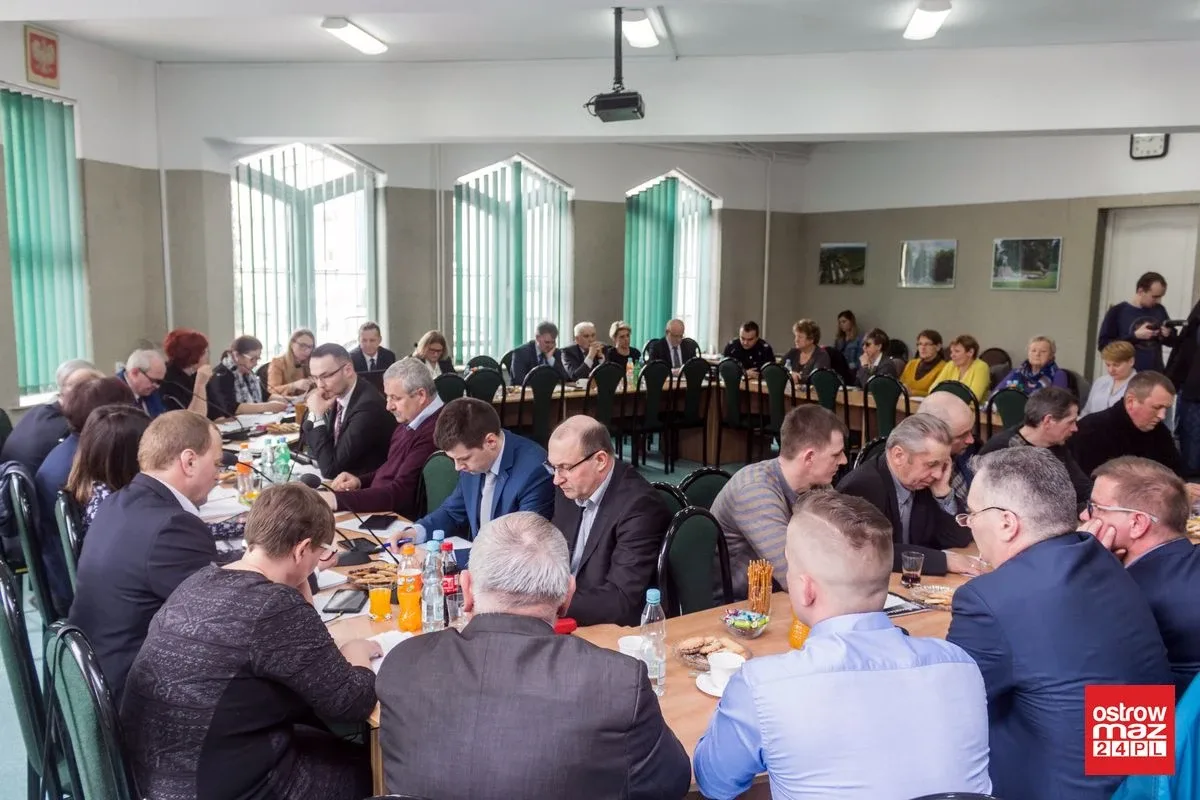 Podjęli szereg uchwał i przyjęli wiele sprawozdań. Sesja rady gminy Ostrów Mazowiecka (zdjęcia, wideo)